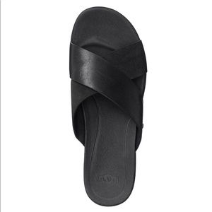 NWT. UGG KARI SANDAL size 9 black